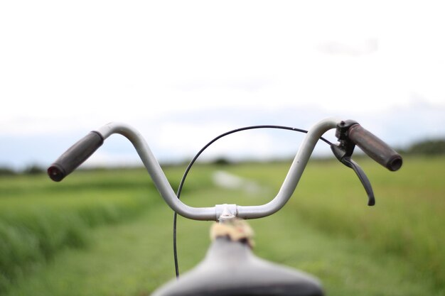 Photo le guidon d'un vélo avec un fond flou