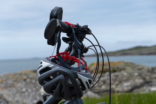 Photo guidon de vélo avec miroir et casque