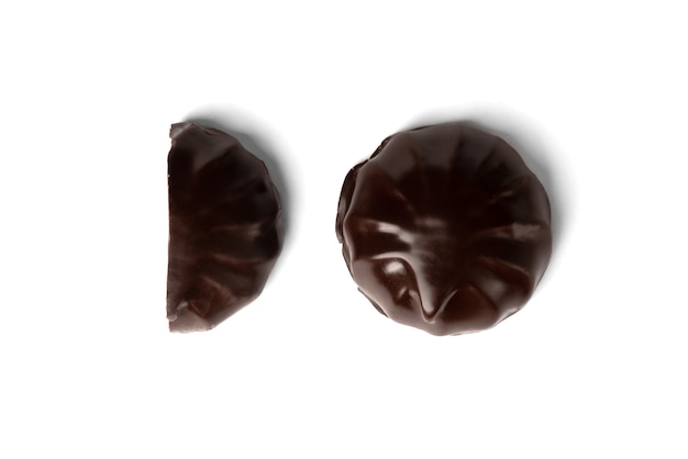 Guimauve au chocolat isolé sur blanc