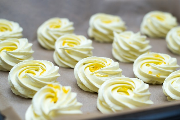 Photo guimauve au citron prêt sur une plaque à pâtisserie