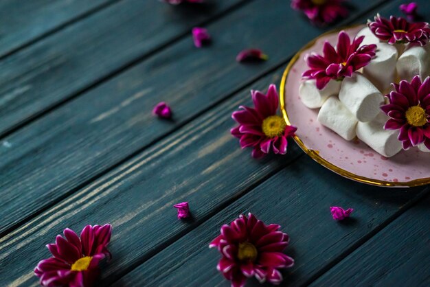 Guimauve blanche sur une assiette rose avec des fleurs