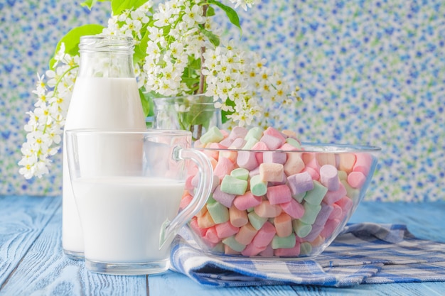 Guimauve colorée et un verre de lait