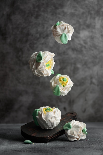 Guimauve merengue maison traditionnelle russe ou fleurs de zéphyr