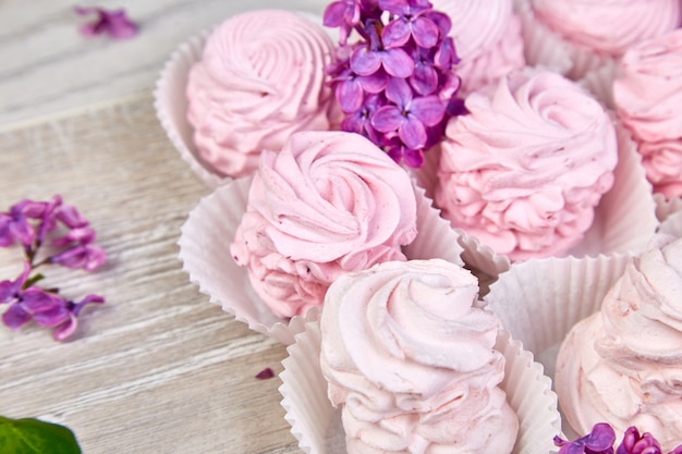 Guimauve sucrée maison violette de cassis près de fleurs lilas