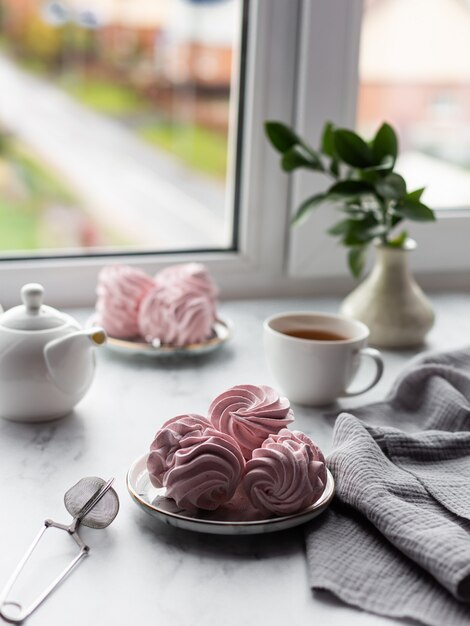 guimauves aux fraises sur une assiette