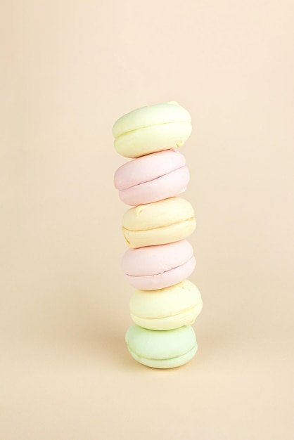 Des guimauves colorées ressemblent à des macarons concept de dessert sucré Fond de macarons français colorés