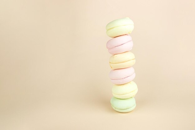 Les guimauves empilées multicolores ressemblent à des macarons français traditionnels délicieux dessert sucré