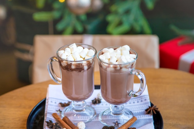 Guimauves de Noël sur fond de fête. mise au point sélective. les boissons.