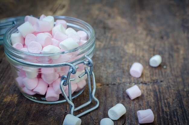 Guimauves roses et blanches dans un bocal