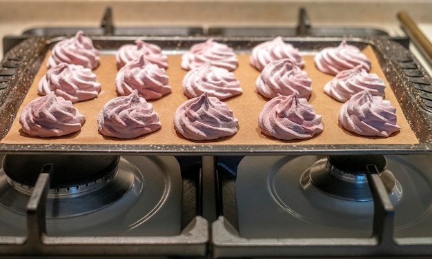 Guimauves roses sur un plateau, faisant des bonbons à la maison.