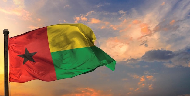 Le guinea_bissau agitant le drapeau et le fond de ciel.