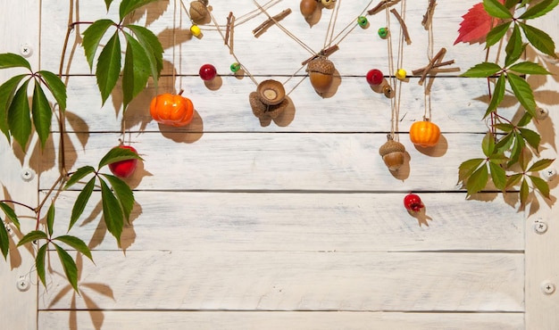 Guirlande d'automne avec citrouilles glands et feuilles sur fond blanc Le concept de l'automne