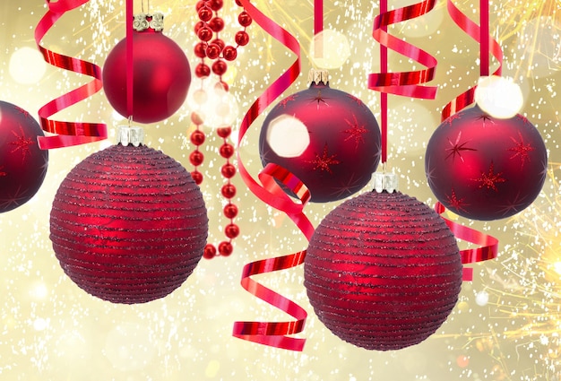 Photo guirlande de boules de noël rouges se bouchent sur fond doré brillant festif
