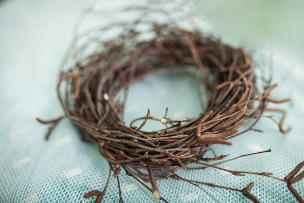 Guirlande de branches, nid pour oiseaux