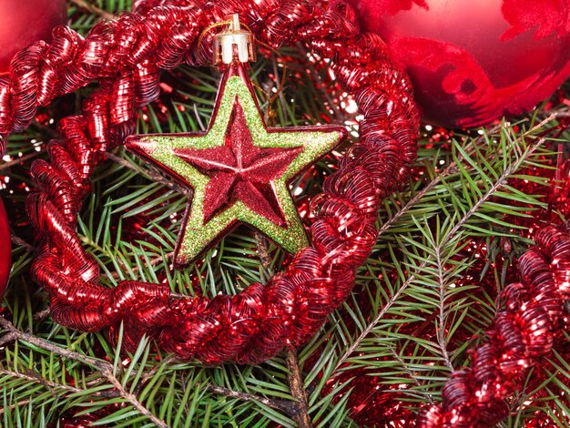 Guirlande étoile rouge sur fond de sapin de Noël