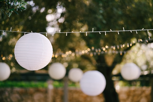 Une guirlande de lanternes de boules de papier