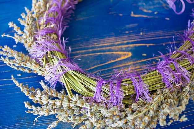 Guirlande de lavande sur une planche de bois bleue