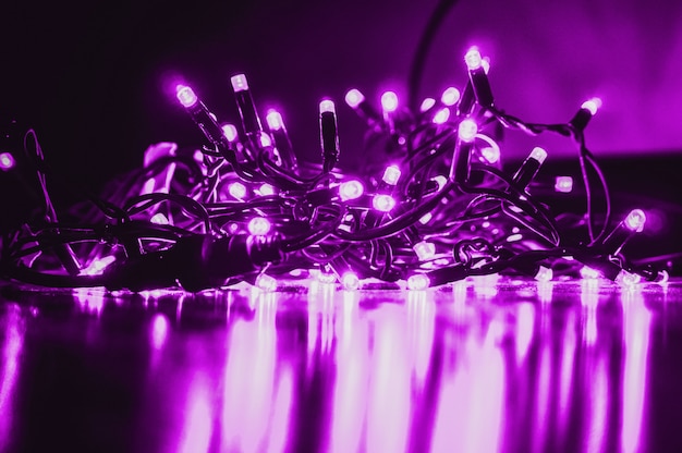 Guirlande LED violet éclatant sur une table en bois