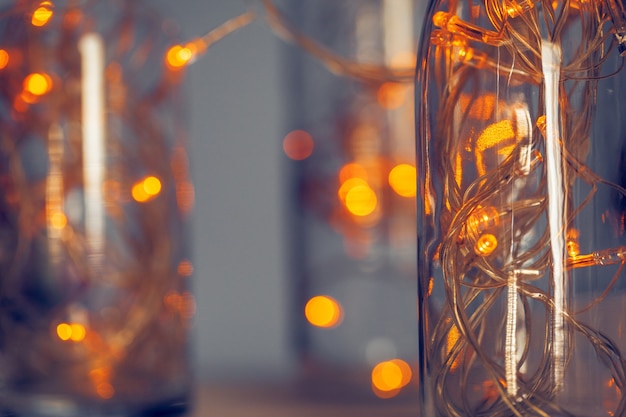 Guirlande lumineuse dans une bouteille en verre sur fond sombre