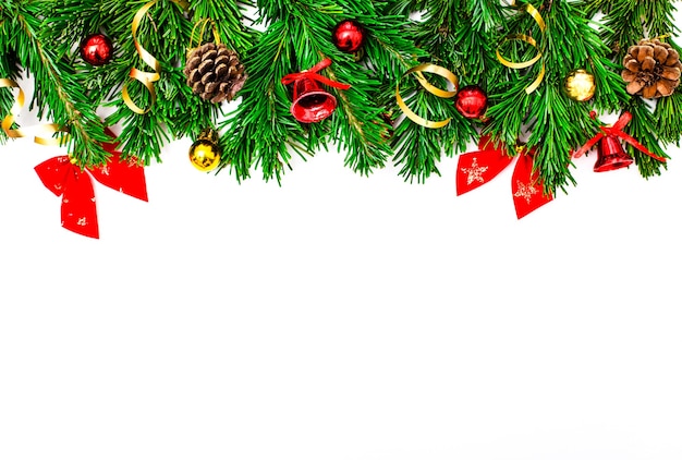 Guirlande de Noël, bannière avec des branches d'épinette naturelles vertes pures décorées avec des boules et des décorations de Noël isolées sur fond blanc