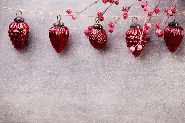 Guirlande de Noël avec boule rouge