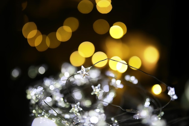 Guirlande de Noël de bouteilles en verre Nouvel an et concept de Noël Une guirlande d'ampoules avec une belle lumière et bokeh