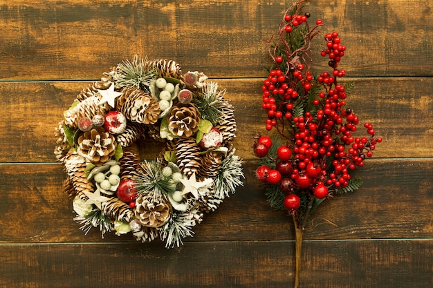 Photo guirlande de noël et branche aux fruits rouges