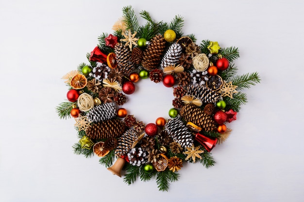 Guirlande de Noël avec des branches de sapin, des pommes de pin et des grelots