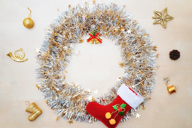 Guirlande de Noël avec décoration de Noël. Mise à plat