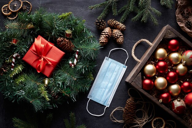 Guirlande de Noël et décorations d'arbres sur fond de béton noir