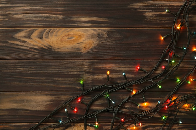 Guirlande de Noël sur fond de bois marron