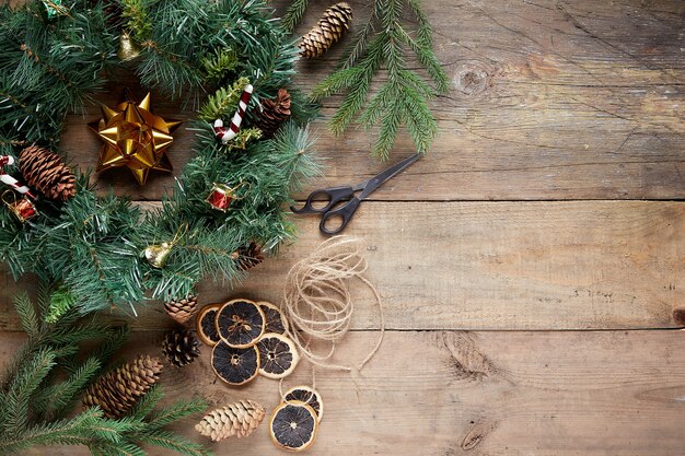 Guirlande de Noël sur fond de bois