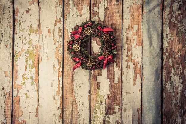 guirlande de Noël sur fond de bois