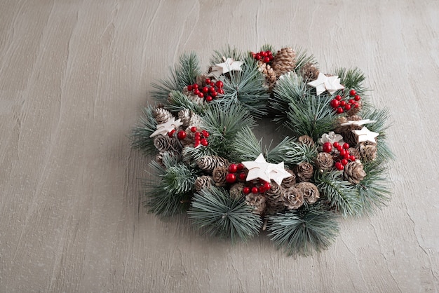 Guirlande de Noël sur fond gris. Décor de vacances d'hiver.