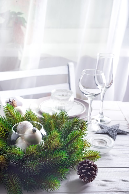 Guirlande de Noël avec des jouets sur la table avec cadre de table de Noël argenté