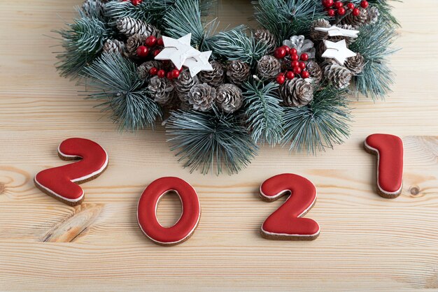 Guirlande de Noël et numéro rouge 2021 en pain d'épice. Joyeux Noël.