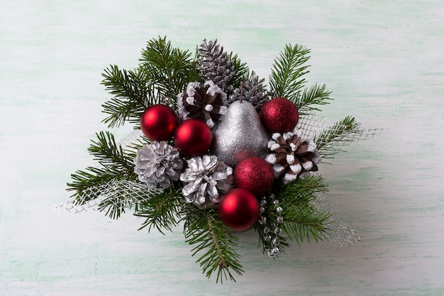 Guirlande de Noël avec poire à paillettes d'argent et ornements rouges