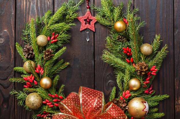 Guirlande de Noël sur la porte en bois sombre