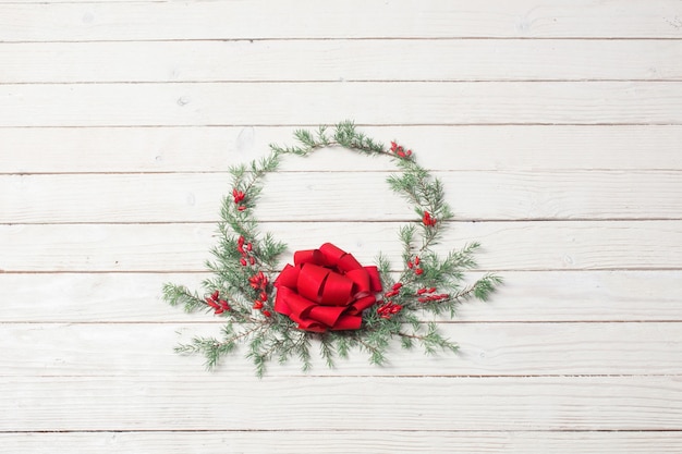 Guirlande De Noël Sur Une Surface En Bois Blanche