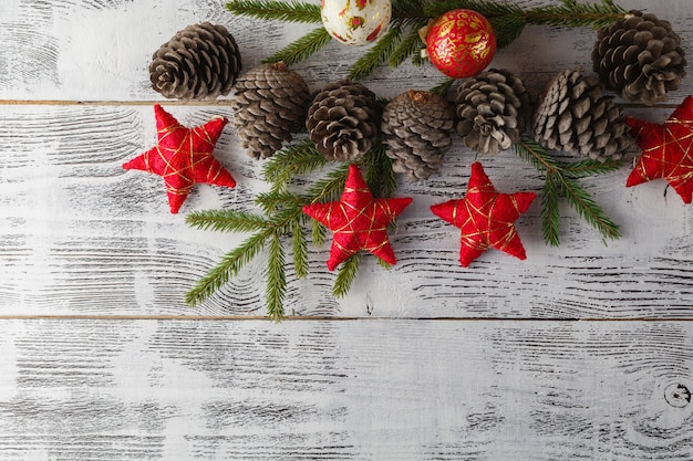 Guirlande de Noël sur table en bois rustique avec espace copie