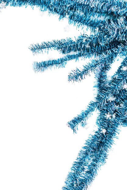 Guirlande de Noël turquoise bleu brillant sur un fond blanc, pur