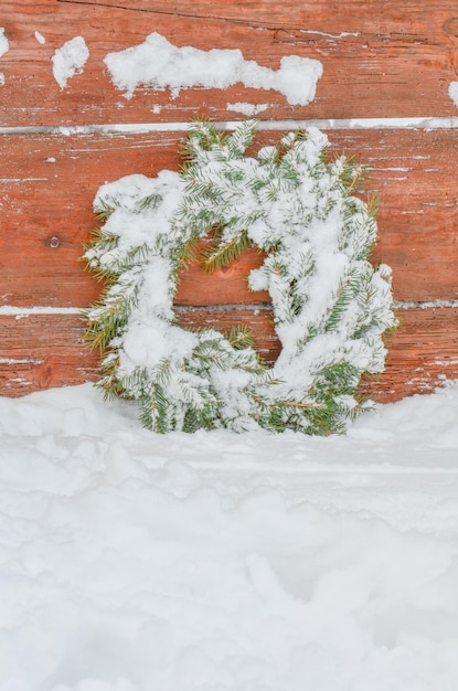 Guirlande de Noël verte traditionnelle Fond de Noël avec couronne Couronne de Noël naturelle givrée enneigée