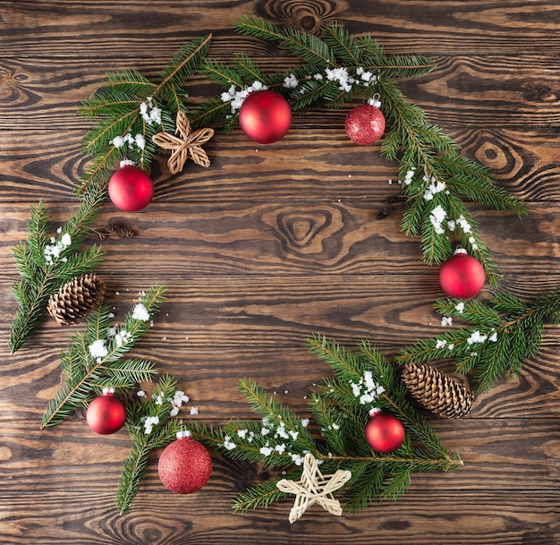 Guirlande d'ornements de branches d'arbres de Noël sur un fond en bois Noël et nouvel an