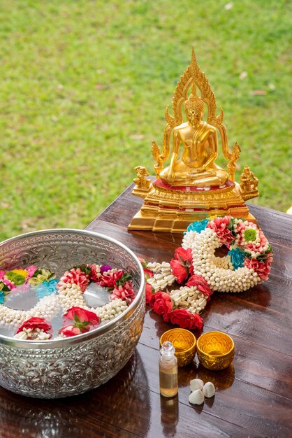 Guirlandes de fleurs pour la cérémonie du bain de BouddhaFêtes du Nouvel An et de Songkran pour les Asiatiques