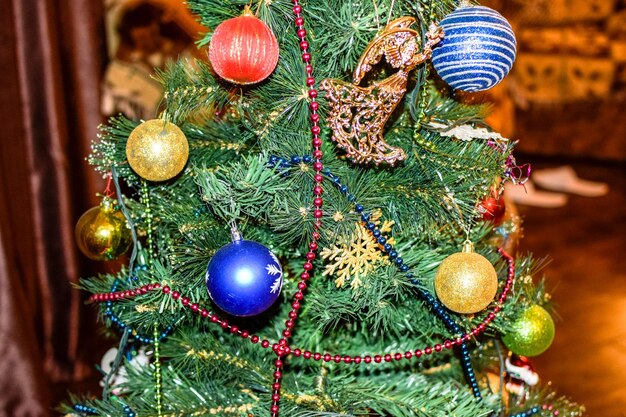 Photo guirlandes et jouets boules et autres décorations sur le sapin de noël debout en plein air décorations arbre du nouvel an