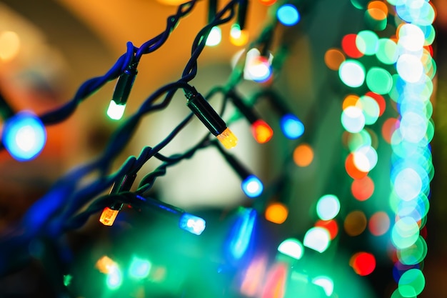Des guirlandes de Noël avec des lumières décorent le décor pour le nouvel an
