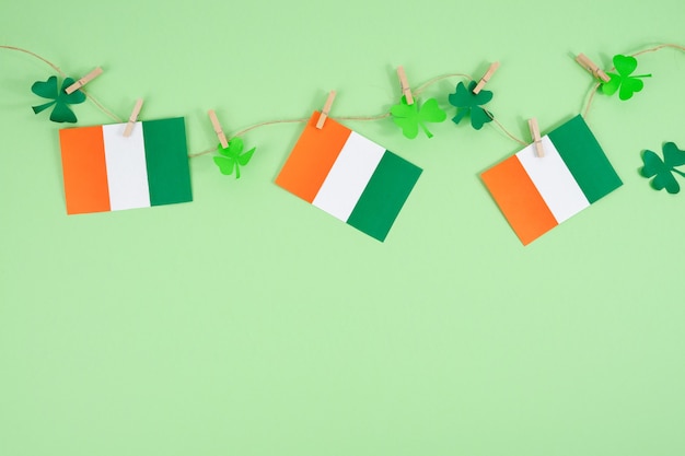 Photo guirlandes de la saint-patrick avec décorations drapeau et trèfle. copiez l'espace.