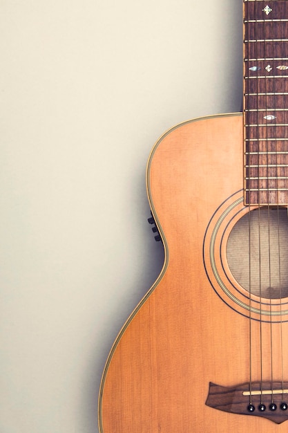 Guitare acoustique en bois sur un fond uni