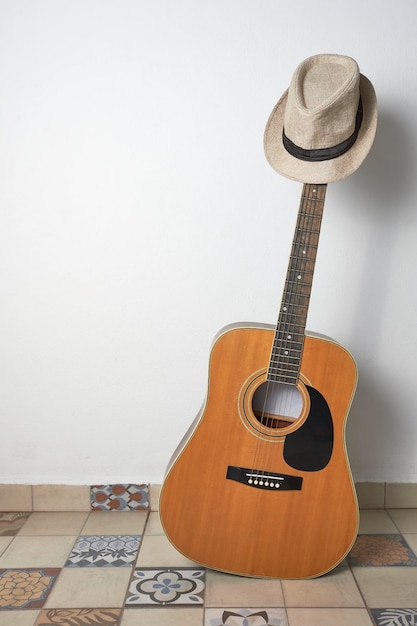 Guitare acoustique avec chapeau et espace vide