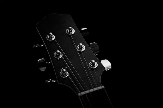 Guitare acoustique sur fond noir